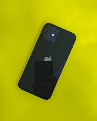 ايفون 12 – 128 جيجا – أسود – نسبة البطارية 100% – مستعمل نظيف