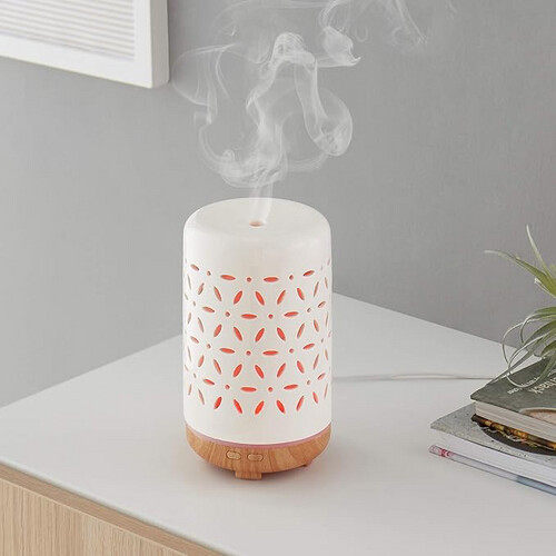 موزع زيوت عطرية بالموجات فوق الصوتية الأساسية خزفي 120 مل بقاعدة خشبية داكنة منقوشة زهرية -J-