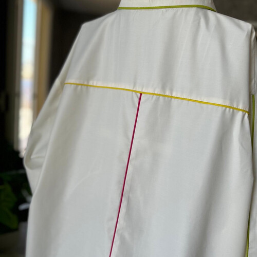 قميص بريم ملون