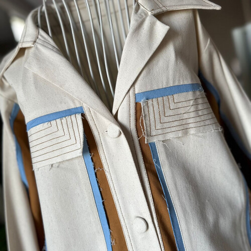 قميص ثلاثي الالوان