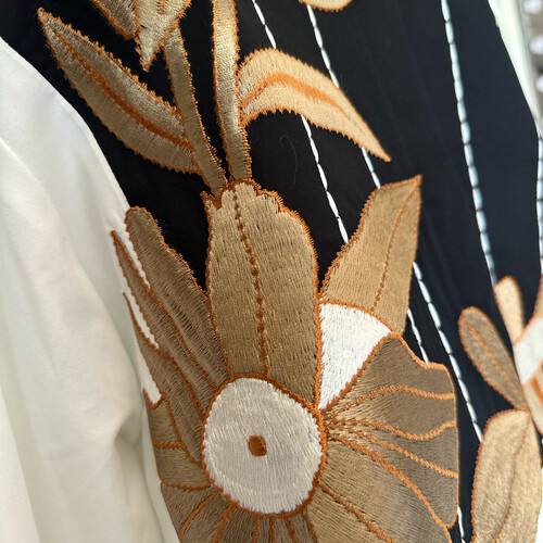 قميص تطريز ذهبي واسود