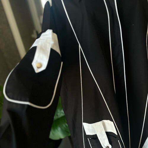 قميص حزم ابيض واسود