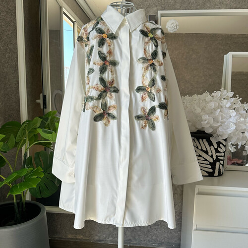 قميص ورد مطرز زيتي