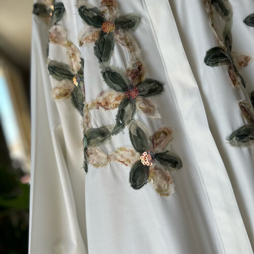 قميص ورد مطرز زيتي