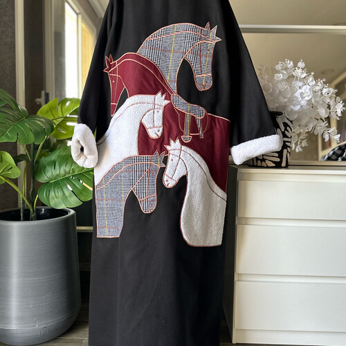horses bisht black
