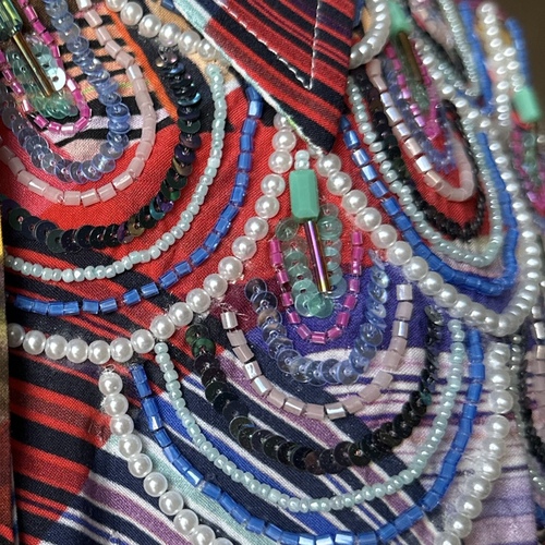 قميص اقواس الشك -احمر