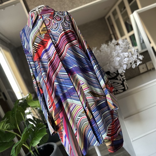 قميص اقواس الشك -احمر