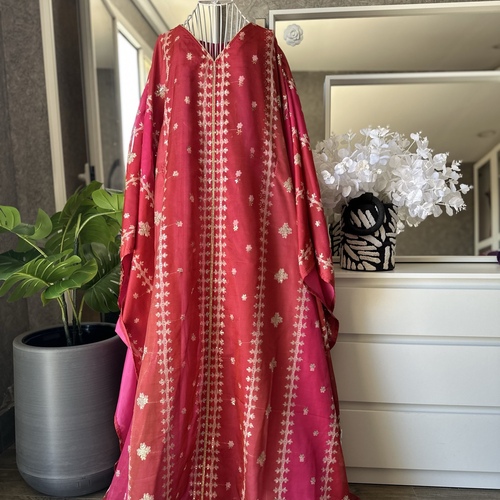 دراعة شيفون مطرز احمر وفوشي