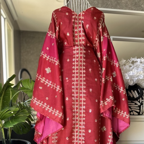 دراعة شيفون مطرز احمر وفوشي