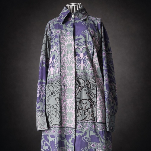 قميص مع شك وتطريز بسيط