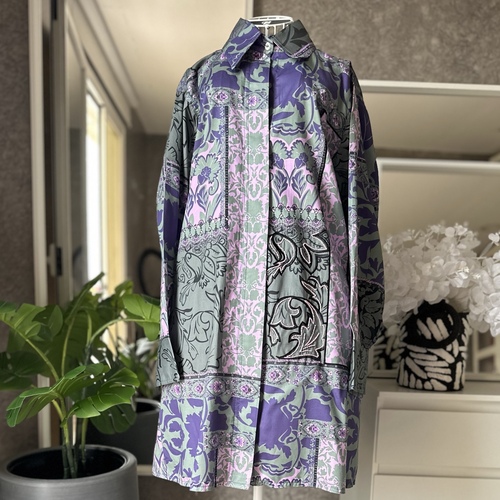 قميص مع شك وتطريز بسيط