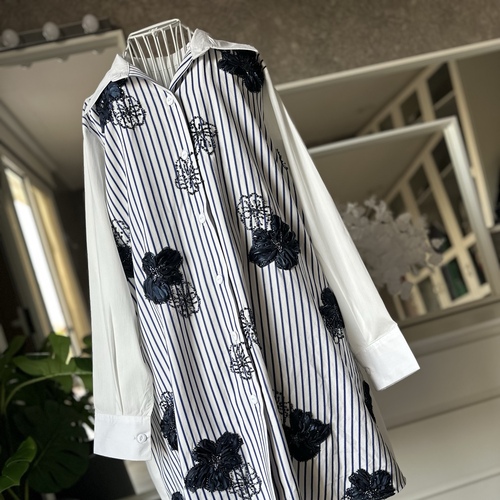 قميص ورد بارز-كحلي