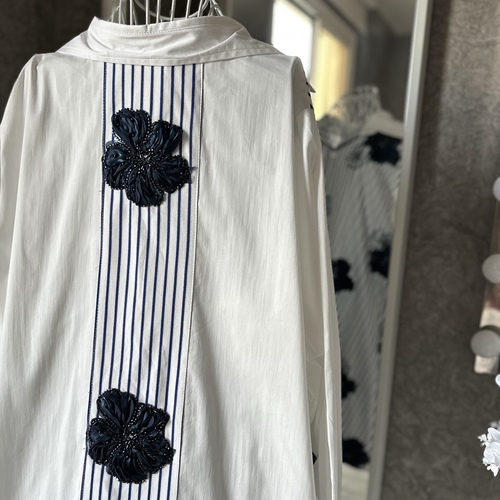 قميص ورد بارز-كحلي