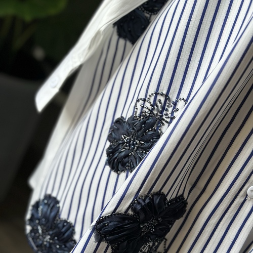 قميص ورد بارز-كحلي