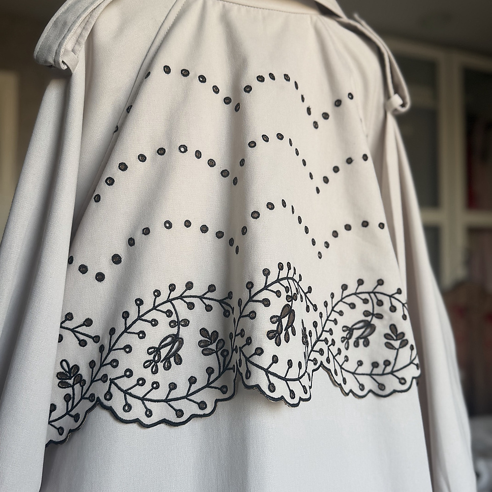 embroidery trench beige