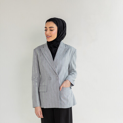 معطف  باللون الرمادي مرصع بالماس