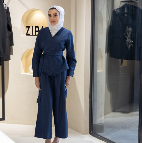 بدله كامله لون الجينز و ملفوف بالخصر