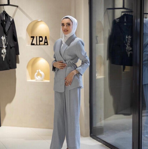 جاكيت بدلة بلون واحد، قطعتان مع وسادات كتف أنيقة، وربطة عنق ملتوية بلوزة بدلة + بنطال بدلة بتصميم من