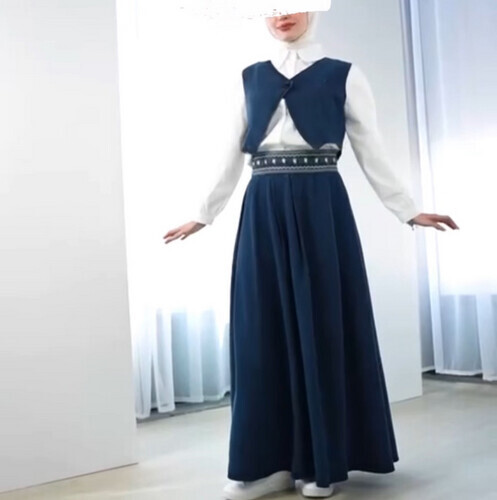 تنورة مع فيست جينزتنورة واسعة أنيقة مع فيست جينز قصير لإطلالة عصرية محتشمة ومميزة