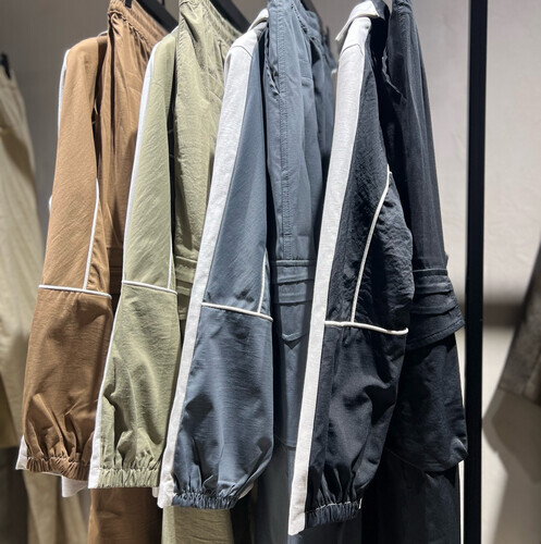 طقم بدلة نسائية من قطعتين: استمتعي بإطلالة رياضية عصرية