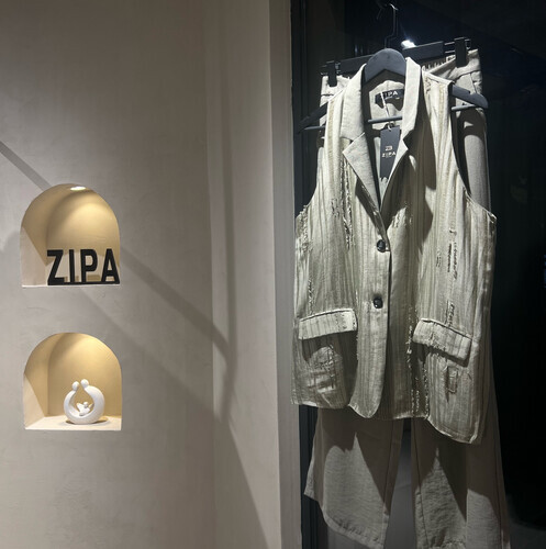 بدلة من قطعتين، سترة، رقبة على شكل حرف V، بنطال واسع الساق