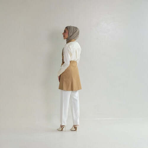 بليزر نسائي طويل أنيق مخطط من الخلف ومطوي من الكاكي