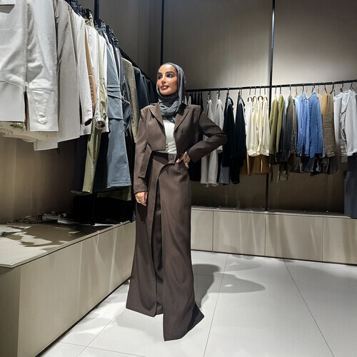 طقم دانتيل مكون من قطعتين بأكمام طويلة وسترة قصيرة غير منتظمة وخصر مرتفع وبنطلون مستقيم