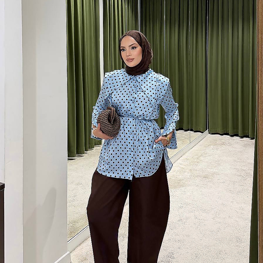 قميص منقط اللون الأزرق