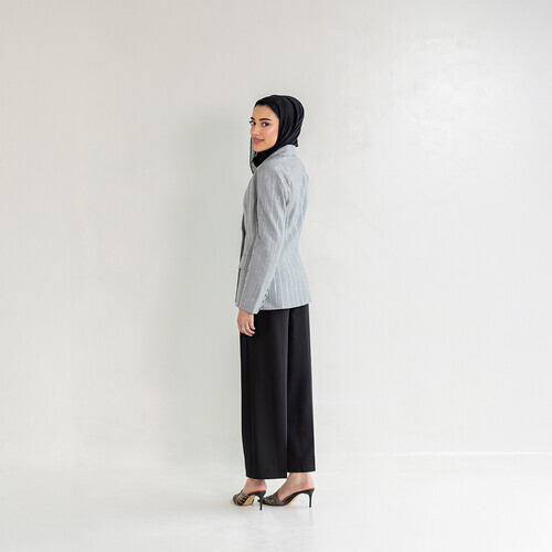 معطف  باللون الرمادي مرصع بالماس