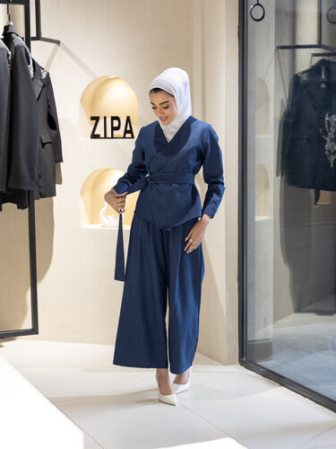 بدله كامله لون الجينز و ملفوف بالخصر