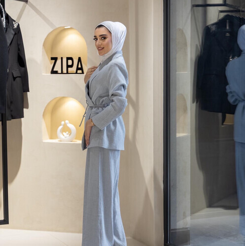 جاكيت بدلة بلون واحد، قطعتان مع وسادات كتف أنيقة، وربطة عنق ملتوية بلوزة بدلة + بنطال بدلة بتصميم من