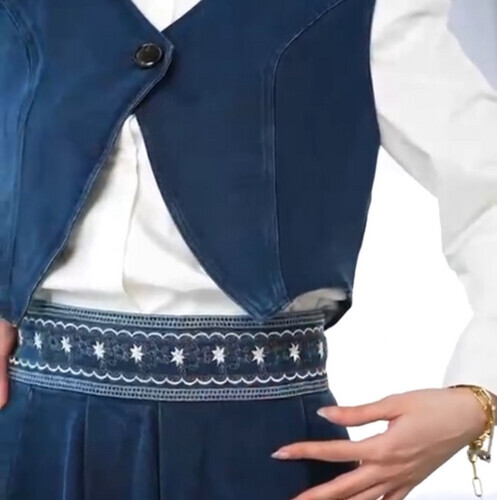 تنورة مع فيست جينزتنورة واسعة أنيقة مع فيست جينز قصير لإطلالة عصرية محتشمة ومميزة