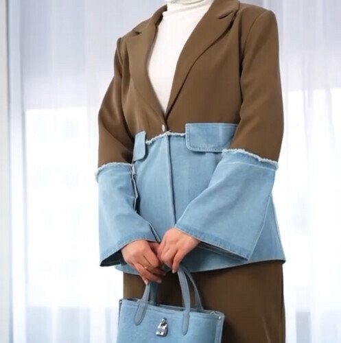 بدلة من قطعتين جاكيت بتفاصيل جينز مع بنطلون واسع أنيق، لإطلالة عصرية ومميزة