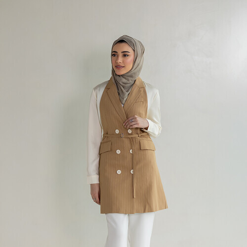 بليزر نسائي طويل أنيق مخطط من الخلف ومطوي من الكاكي