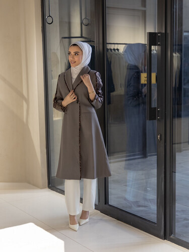 معطف رمادي طويل مزدوج الصدر بأكمام مزينة بالترتر