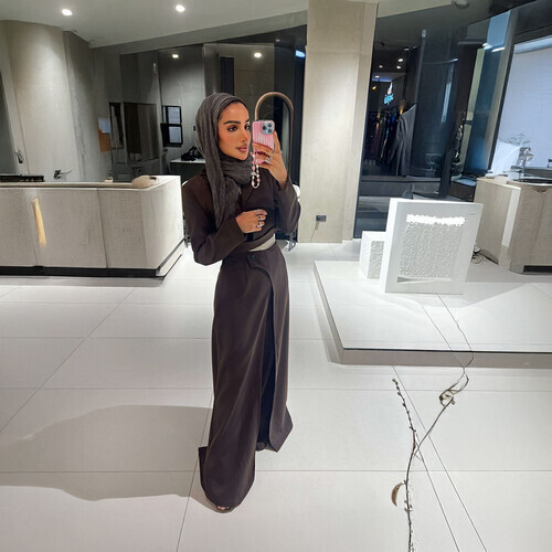 طقم دانتيل مكون من قطعتين بأكمام طويلة وسترة قصيرة غير منتظمة وخصر مرتفع وبنطلون مستقيم