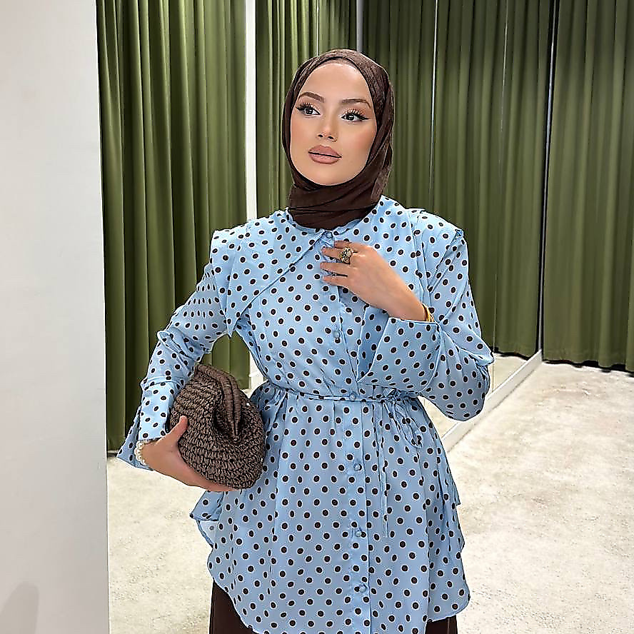 قميص منقط اللون الأزرق