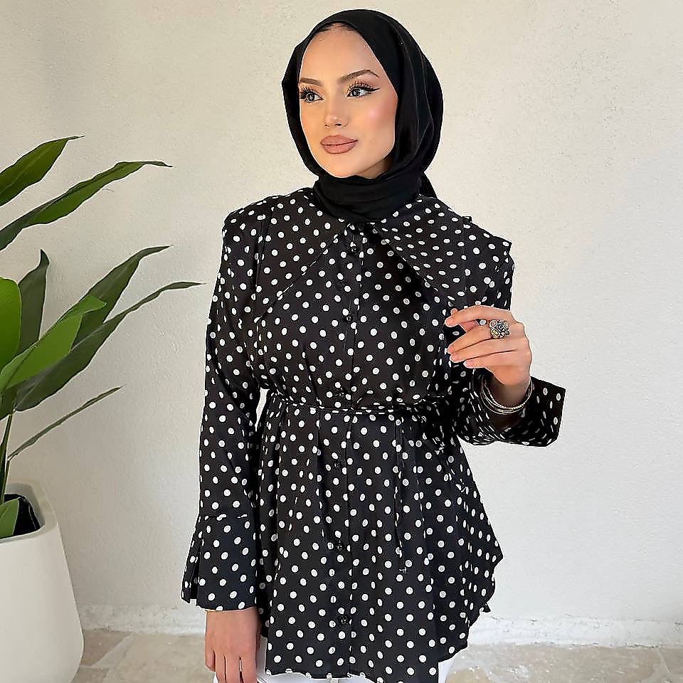 قميص منقط اللون الأسود