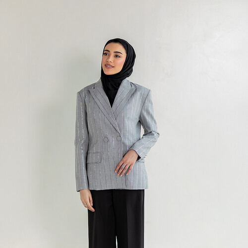 معطف  باللون الرمادي مرصع بالماس