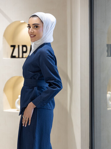 بدله كامله لون الجينز و ملفوف بالخصر