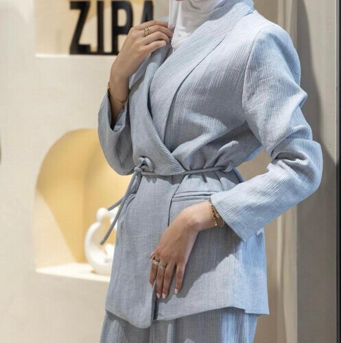 جاكيت بدلة بلون واحد، قطعتان مع وسادات كتف أنيقة، وربطة عنق ملتوية بلوزة بدلة + بنطال بدلة بتصميم من