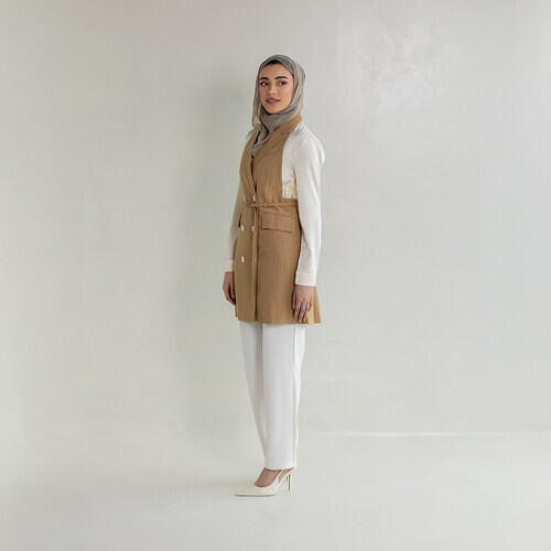 بليزر نسائي طويل أنيق مخطط من الخلف ومطوي من الكاكي