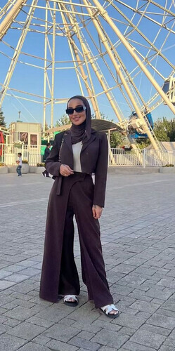 طقم دانتيل مكون من قطعتين بأكمام طويلة وسترة قصيرة غير منتظمة وخصر مرتفع وبنطلون مستقيم