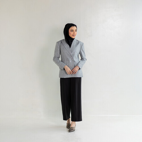 معطف  باللون الرمادي مرصع بالماس