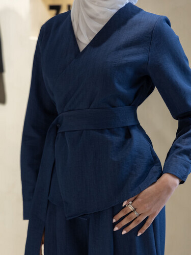 بدله كامله لون الجينز و ملفوف بالخصر