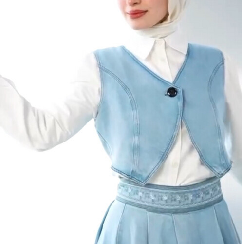 تنورة مع فيست جينزتنورة واسعة أنيقة مع فيست جينز قصير لإطلالة عصرية محتشمة ومميزة