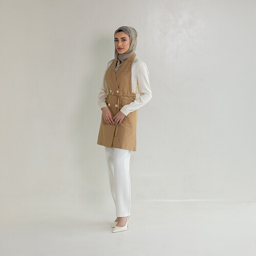 بليزر نسائي طويل أنيق مخطط من الخلف ومطوي من الكاكي