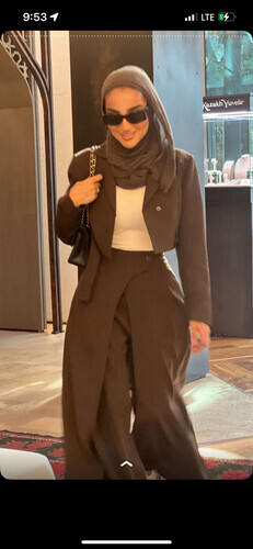 طقم دانتيل مكون من قطعتين بأكمام طويلة وسترة قصيرة غير منتظمة وخصر مرتفع وبنطلون مستقيم