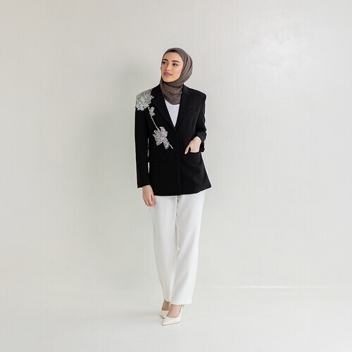 بليزر باللون الأسود مع كريستال