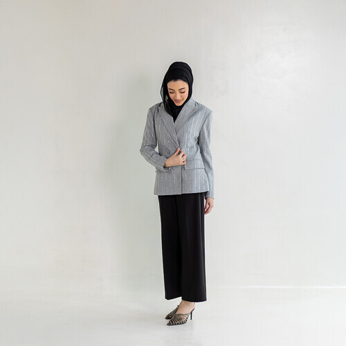 معطف  باللون الرمادي مرصع بالماس